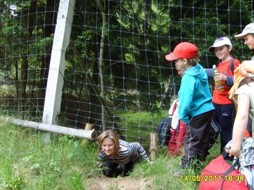 Tady je ten krásný moment,kdy jsme my dospělí museli podlézat plot obory. To se&nbsp;děti nasmáli.